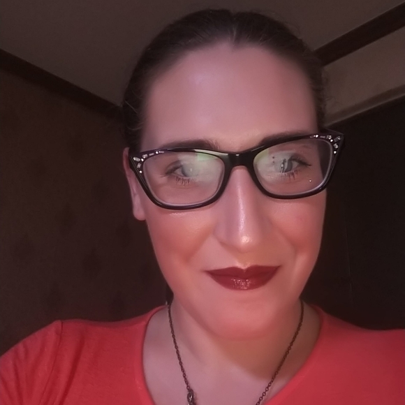 Meet your Posher, Laura - Picture 1 of 2